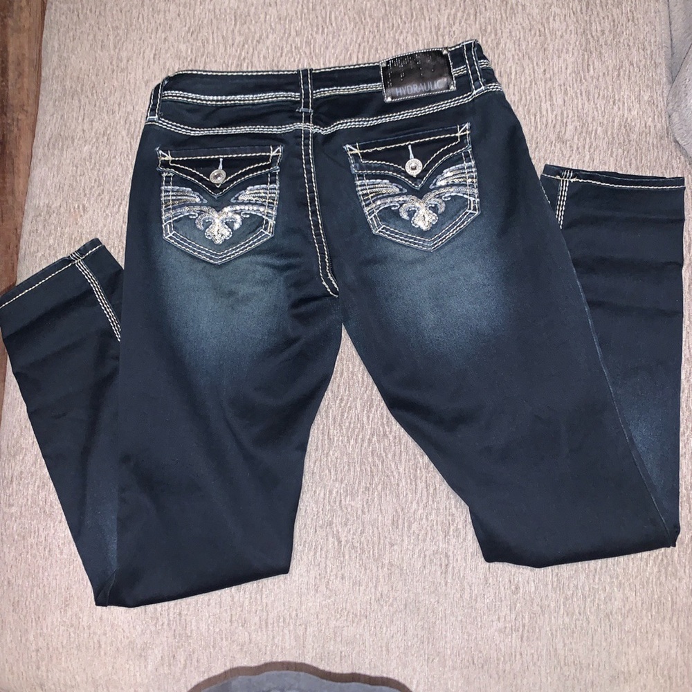 Hydraulic heavy stitch with embroidered pockets